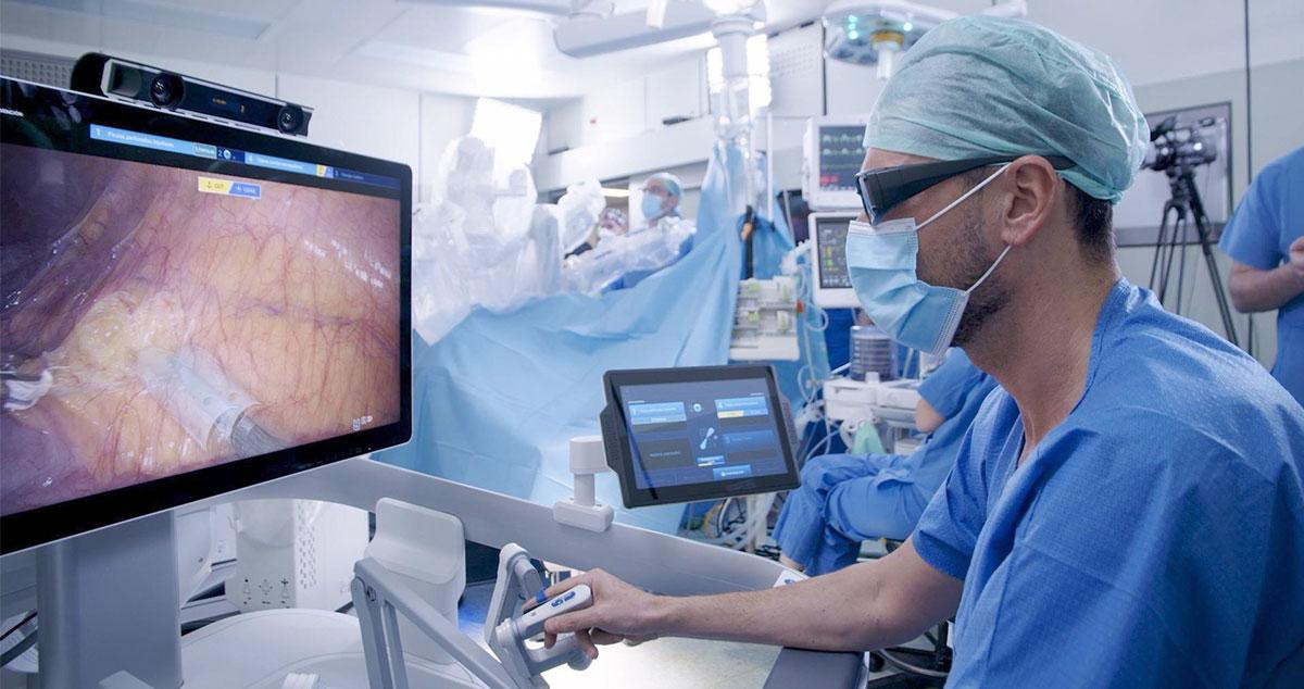 Un cirujano durante una operación en la Fundación Puigvert, que alerta del repunte de las enfermedades de transmisión sexual / EFE