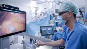 Un cirujano durante una operación en la Fundación Puigvert, que alerta del repunte de las enfermedades de transmisión sexual / EFE