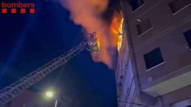 Un bombero apagando el fuego en un piso de Ripollet (Barcelona) / BOMBERS DE LA GENERALITAT