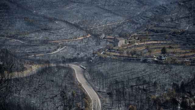 Vista del monte de la urbanización de River Park, en el uno de los incendios del Pont de Vilomara / LORENA SOPENA - EUROPA PRESS