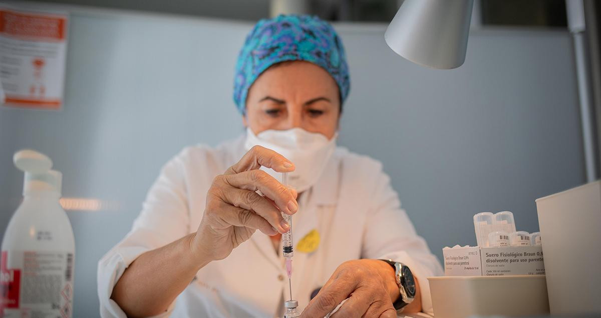 Una enfermera, preparando una vacuna contra el coronavirus durante la campaña de vacunación en Cataluña / EP