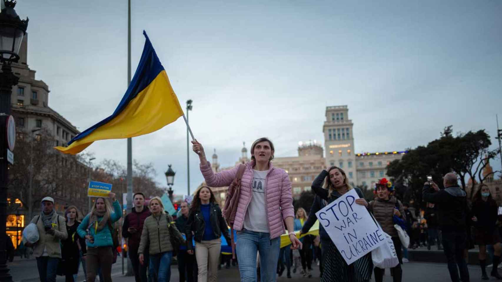 Varios ciudadanos ucranianos se manifiestan en plaza de Catalunya tras la invasión rusa / EUROPA PRESS