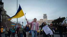 Varios ciudadanos ucranianos se manifiestan en plaza de Catalunya tras la invasión rusa / EUROPA PRESS