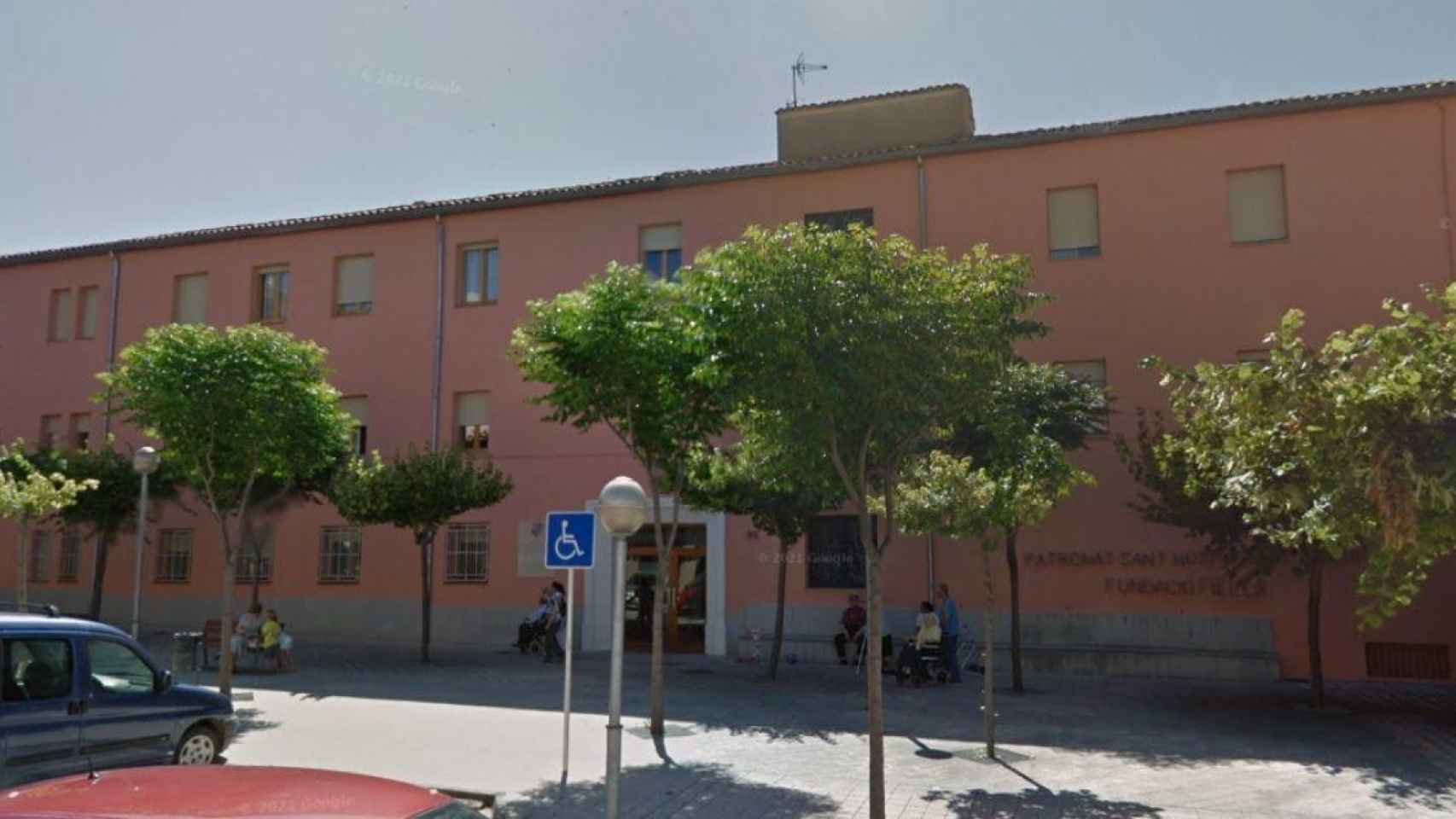 Fachada de la residencia de ancianos Fiella de Tremp (Lleida), denunciada por la Fiscalía por la muerte de 64 internos por Covid / GOOGLE STREET VIEW