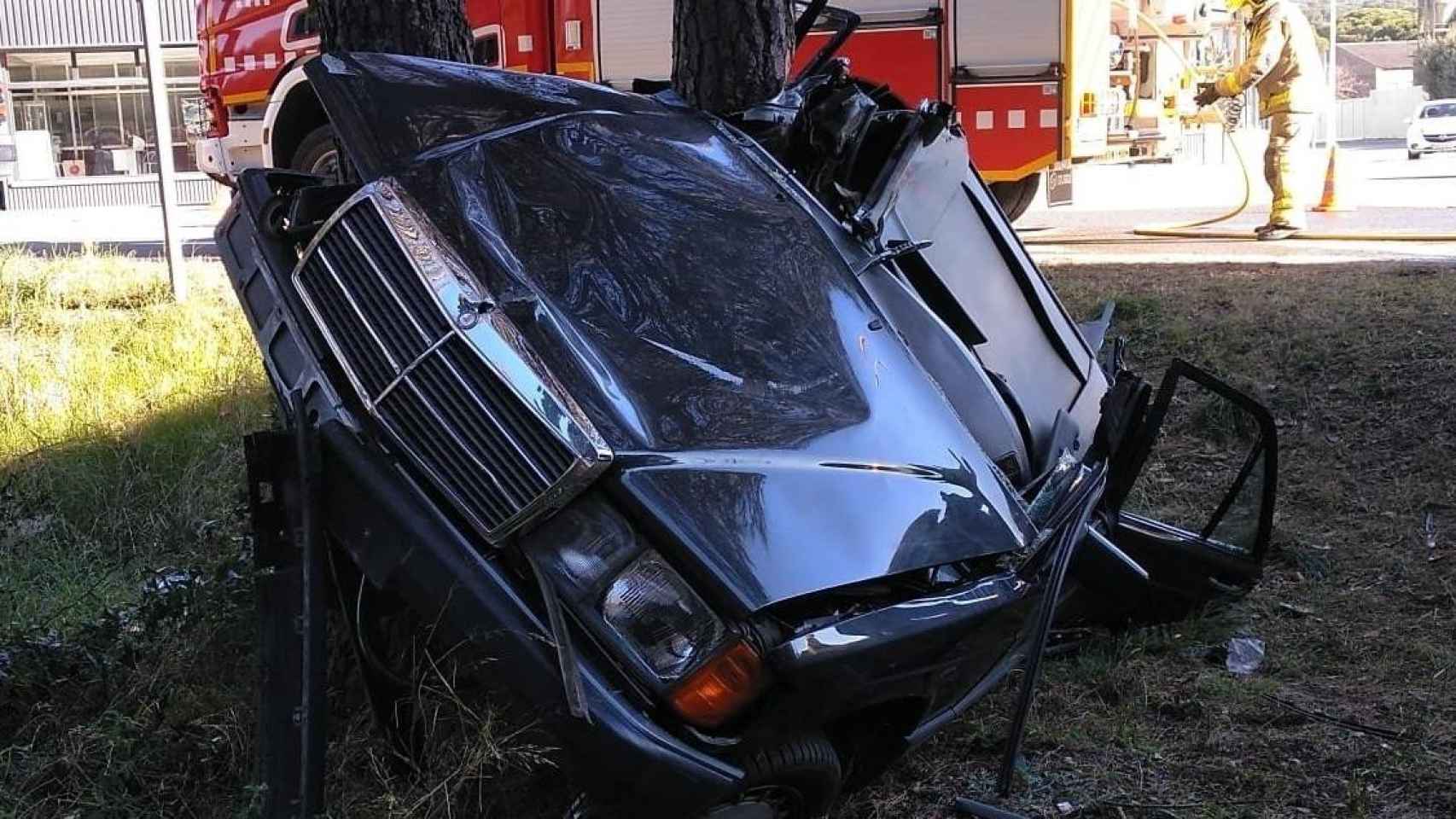 El coche accidentado en Santa Cristina d'Aro, en el que ha fallecido una persona y otra ha quedado herida / Europa Press