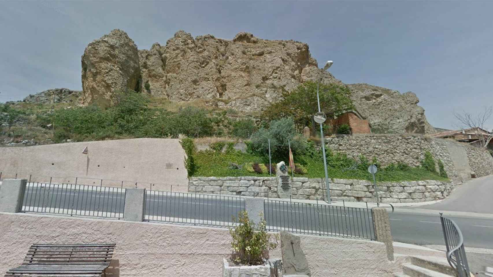 Uno de los lados de la Penya de l'Espigol en Gerb, la roca que amenaza con sepultar una parte del pueblo / GOOGLE STREET VIEW