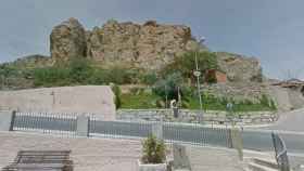 Uno de los lados de la Penya de l'Espigol en Gerb, la roca que amenaza con sepultar una parte del pueblo / GOOGLE STREET VIEW