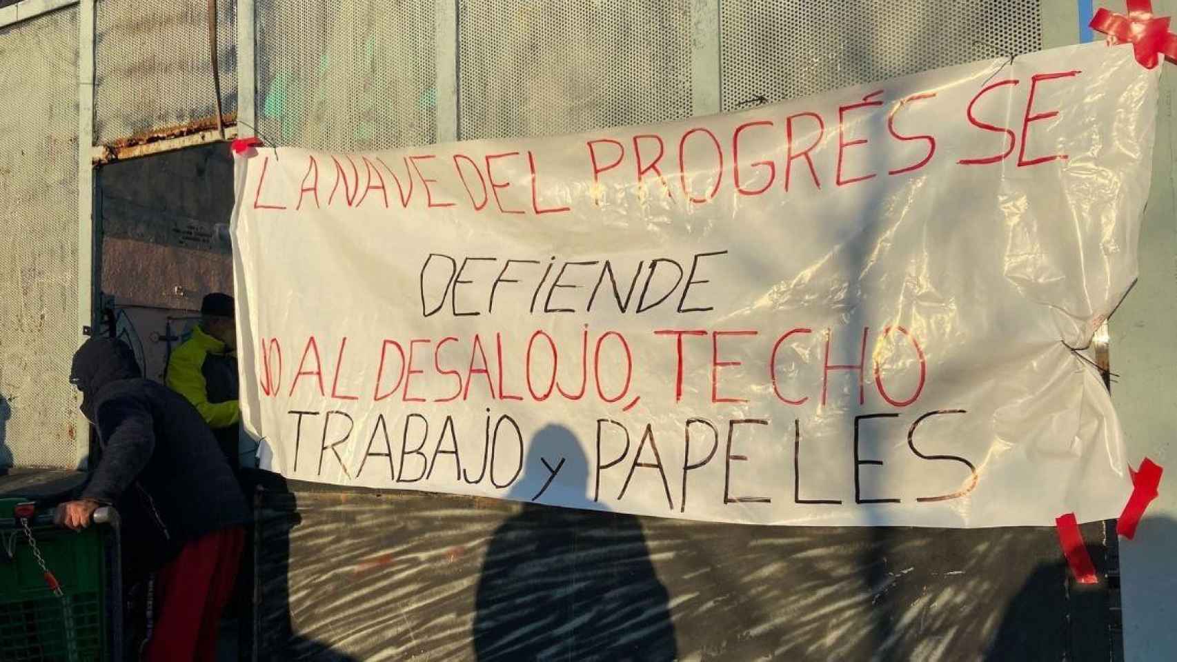 Pancarta colgada en la nave ocupada de Badalona / Noelia Carceller (CG)