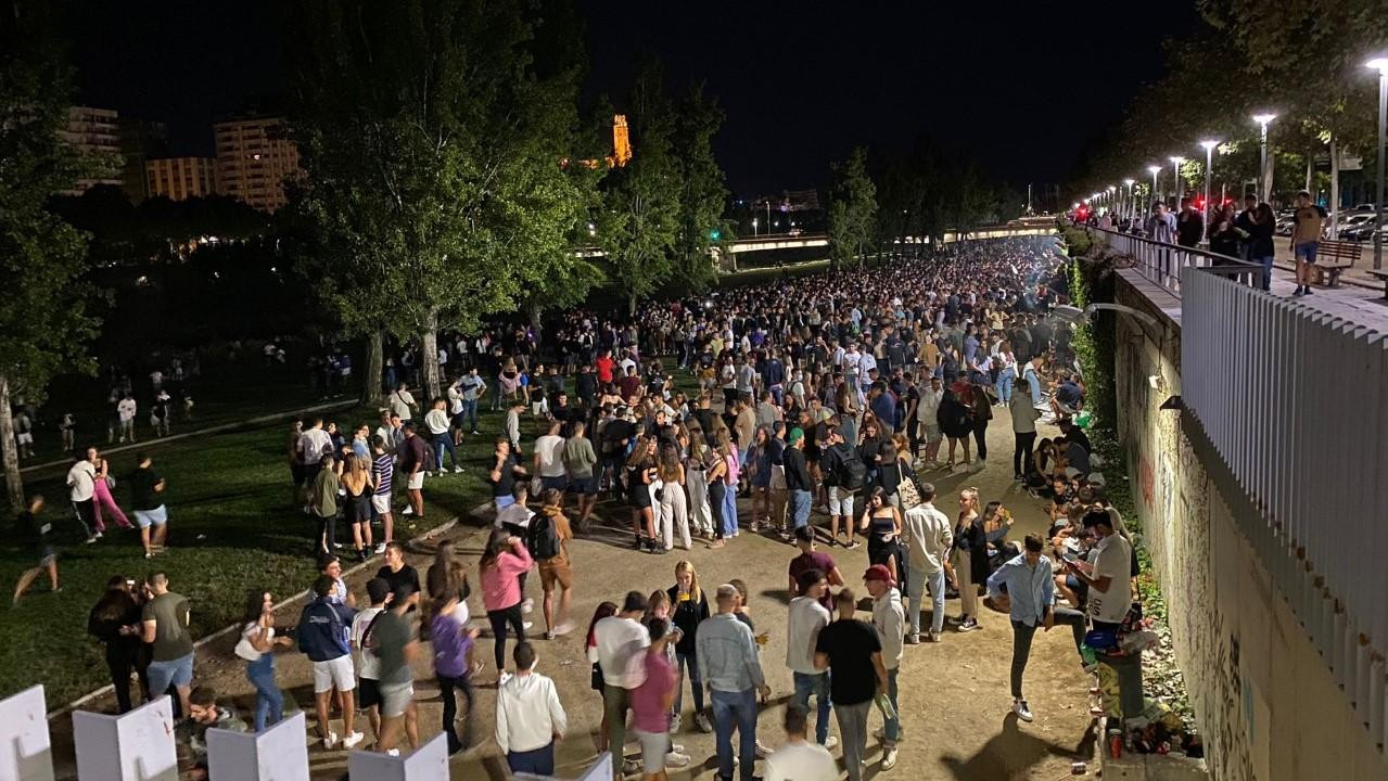 Jóvenes reunidos en el botellón masivo de esta noche en los alrededores del río Segre en Lleida tras el cierre de la discoteca Biloba / AJUNTAMENT DE LLEIDA