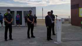 El teniente de alcalde de Seguridad, Albert Batlle, en una playa de Barcelona, junto a agentes de la Guardia Urbana / EP