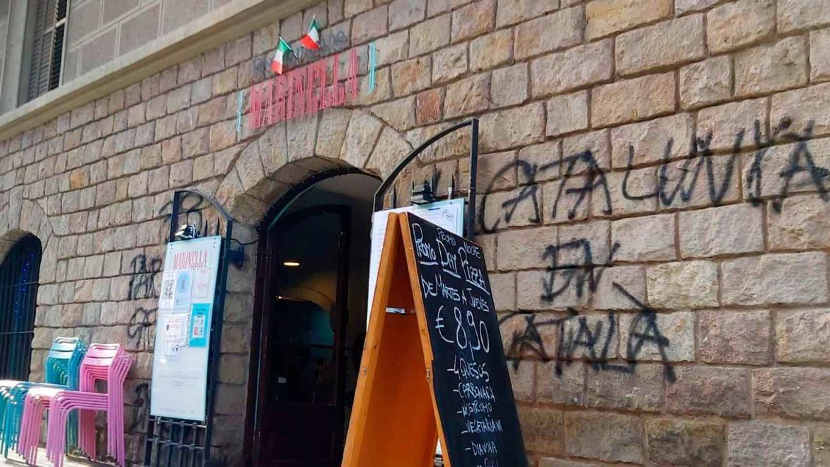 La fachada del Restaurante Marinella, con grafitis y amenazas / CG