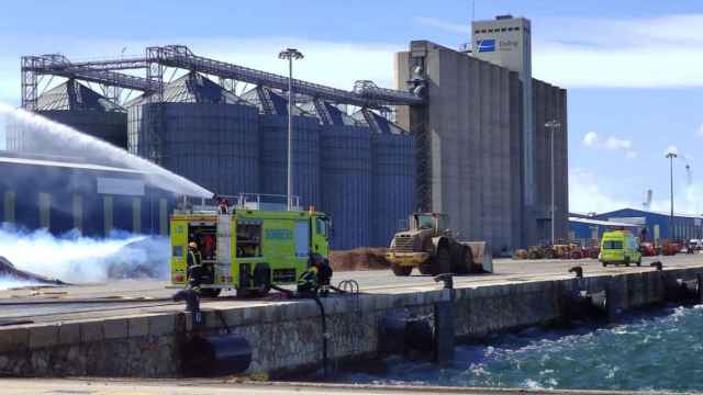 Bomberos sofocan el incendio en el puerto de Tarragona / PUERTO DE TARRAGONA