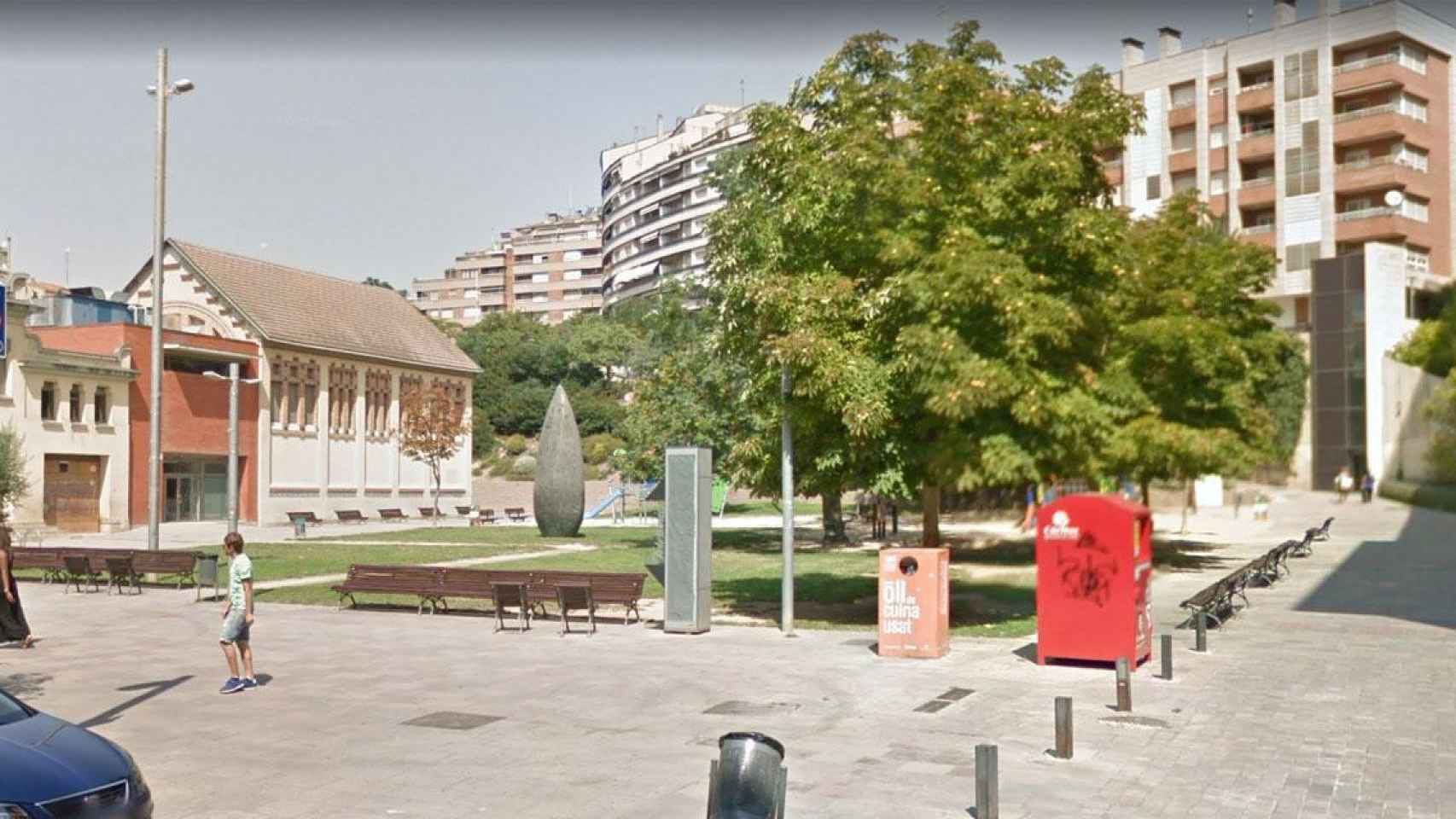 La plaza del Escorxador de Lleida, donde la mujer ha resultado herida por la caída de un árbol / GOOGLE MAPS