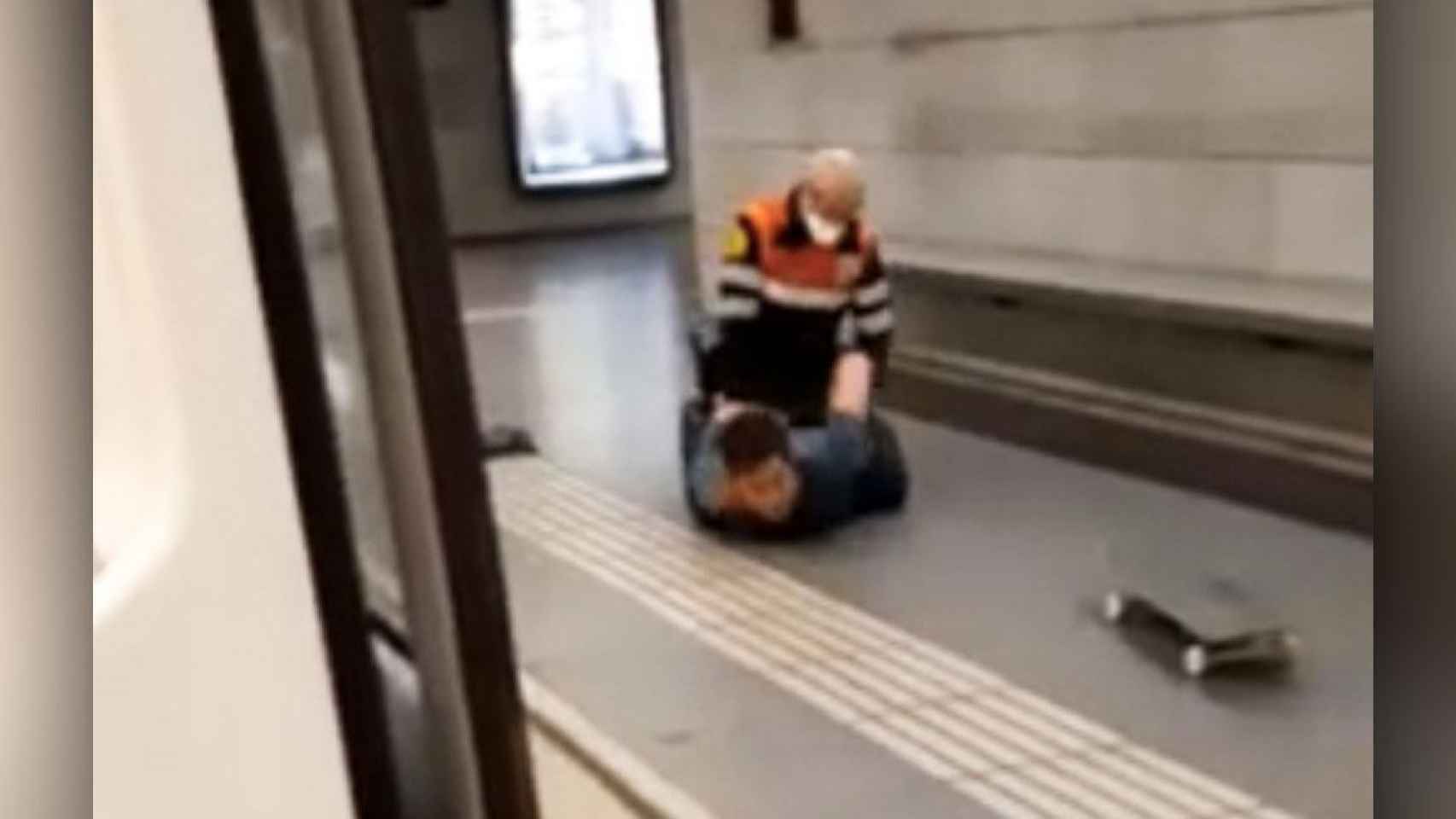 Imagen de la detención del turista en el Metro de Barcelona / CG