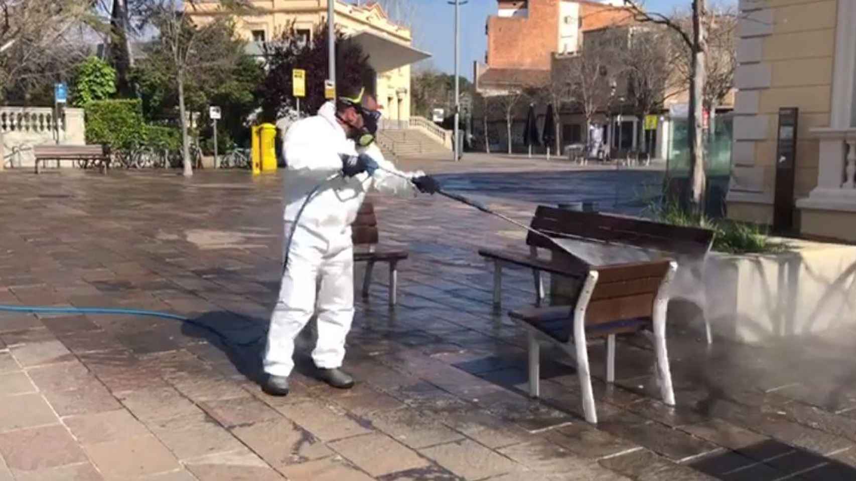 Rafael, un fumigador que trabaja para desinfectar de coronavirus las calles de Sant Cugat / CUGAT MEDIA