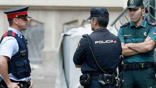 Agentes de los Mossos d'Esquadra, Policía Nacional y Guardia Civil, en un redada policial / EFE
