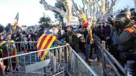 Manifestantes independentistas ante agentes de los Mossos d'Esquadra / EFE