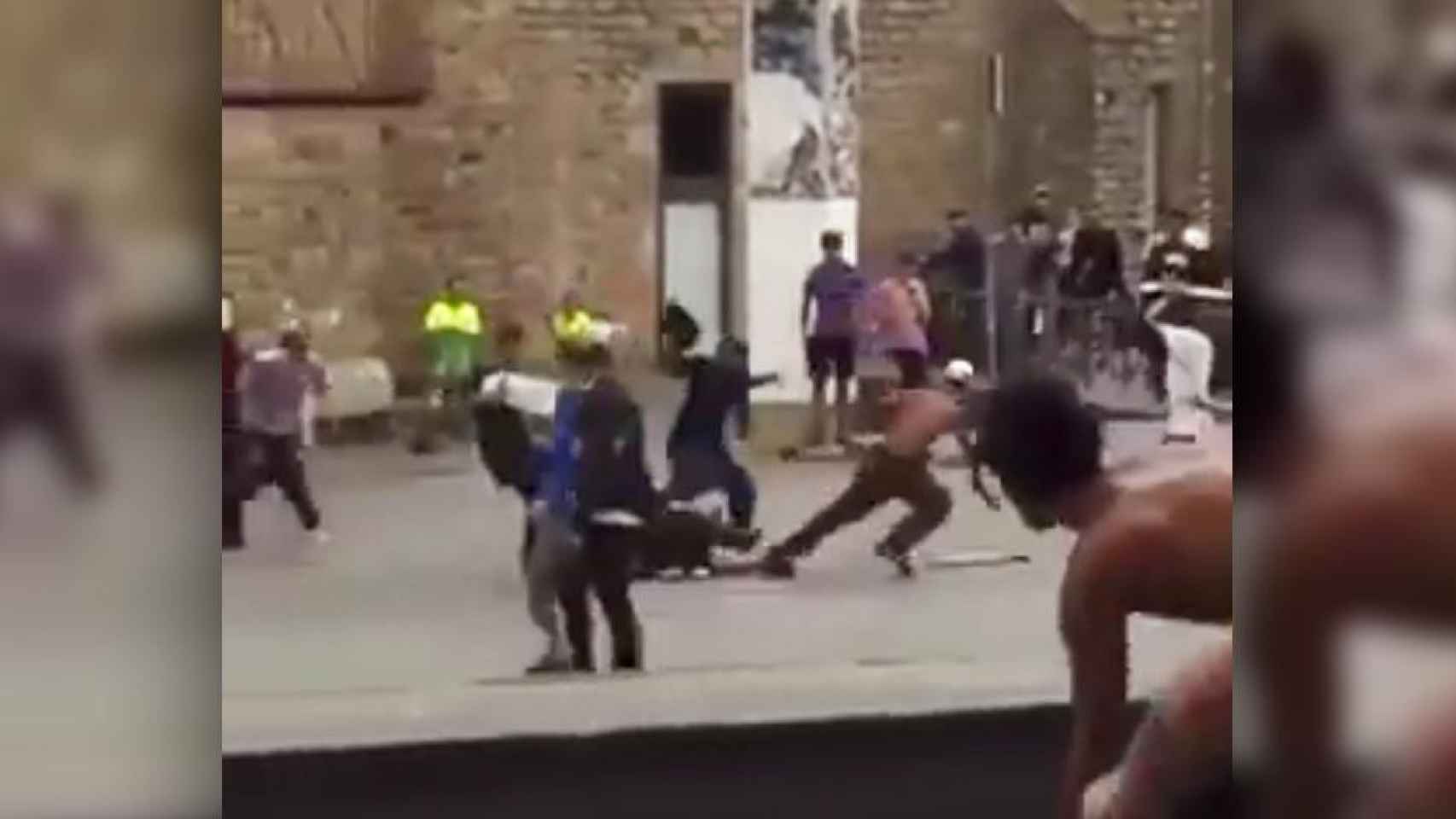 Imagen de la pelea de 'skaters' en la plaza del Museo de Arte Contemporáneo de Barcelona (MACBA) / CG