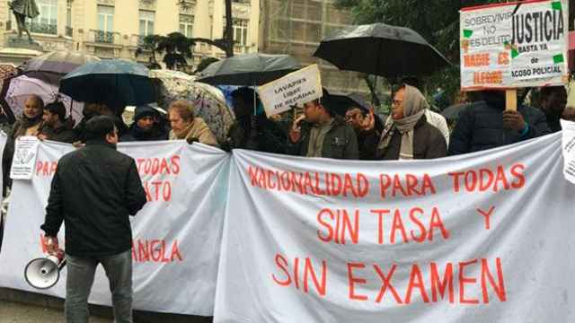 Un grupo de extranjeros protesta por la obtención de papeles / EP
