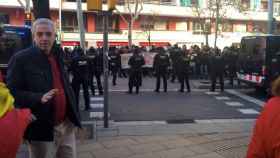 El cordón de los Mossos d'Esquadra que separaba a los militantes de Vox y a los manifestantes en Barcelona / VOX