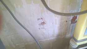 Desconchón en una de las paredes del hospital sociosanitario Sant Jaume de Calella / Foto: Conchi Martín