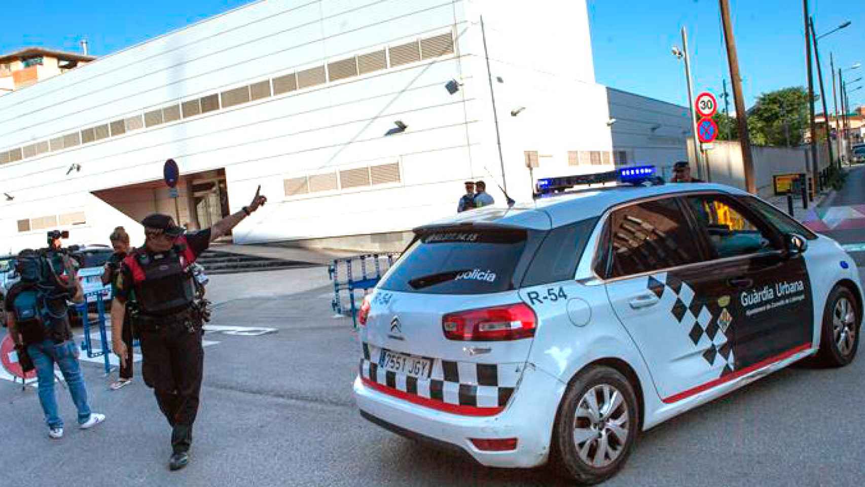 Comisaría de Cornellà de Llobregat donde un hombre ha sido abatido esta mañana al intentar acceder al edificio con un cuchillo / EFE