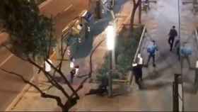Captura del vídeo de la pelea entre radicales del FC Barcelona y jóvenes en Cornellà el sábado / CG