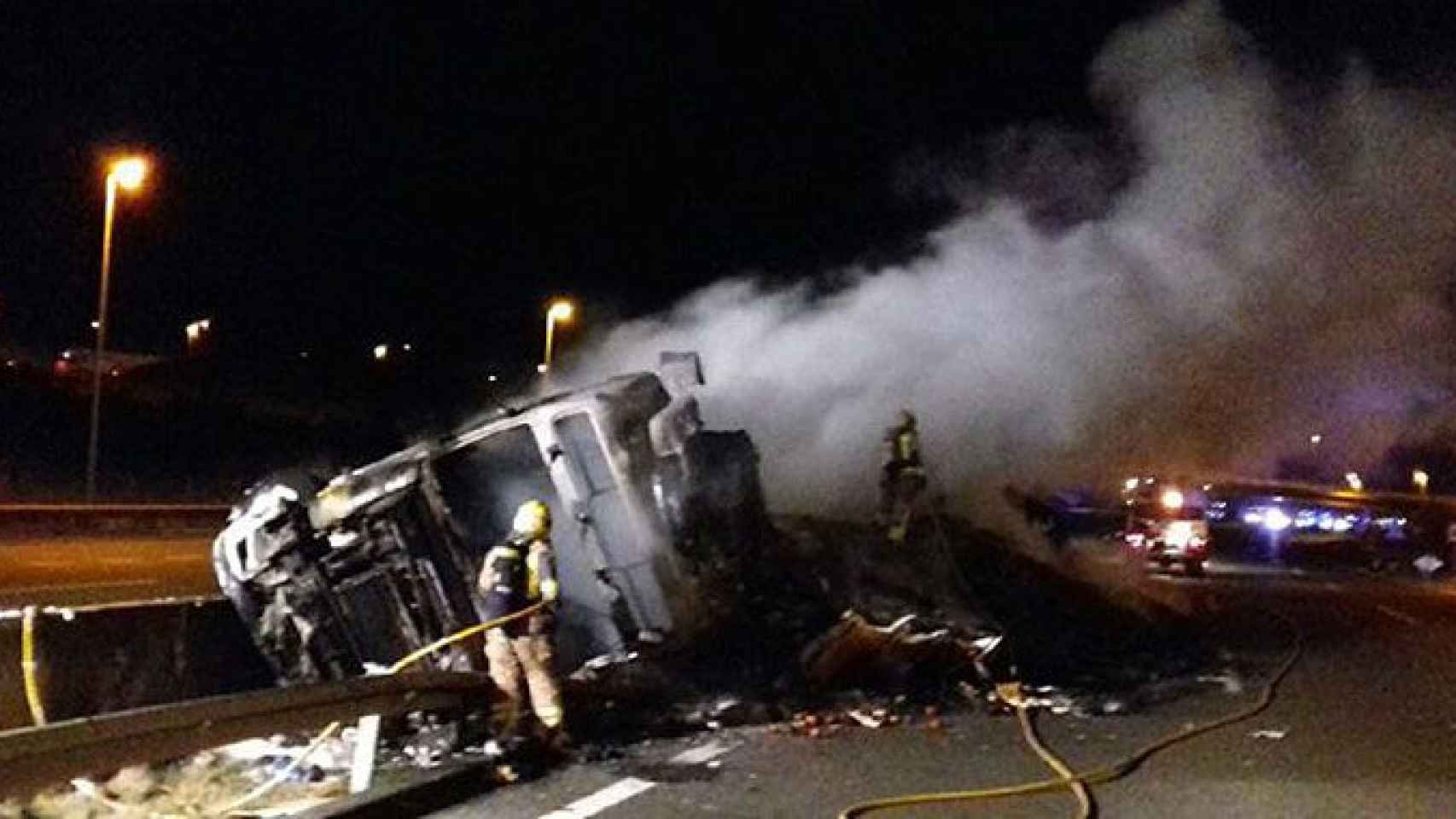 El camión incendiado que ha obligado a cortar la autopista AP-7 / BOMBERS