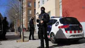 Los Mossos d'Esquadra patrullan en un barrio de Barcelona