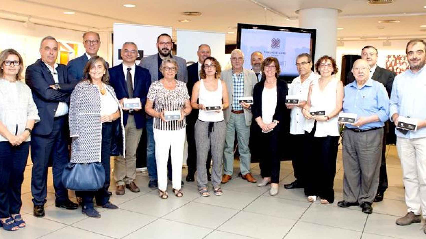 Los representantes de Bankia y la Fundació Iluro entregan el reconocimiento a las entidades sociales de la comarca del Maresme en un acto que se ha celebrado en el Ateneu de la organización en Mataró / CG