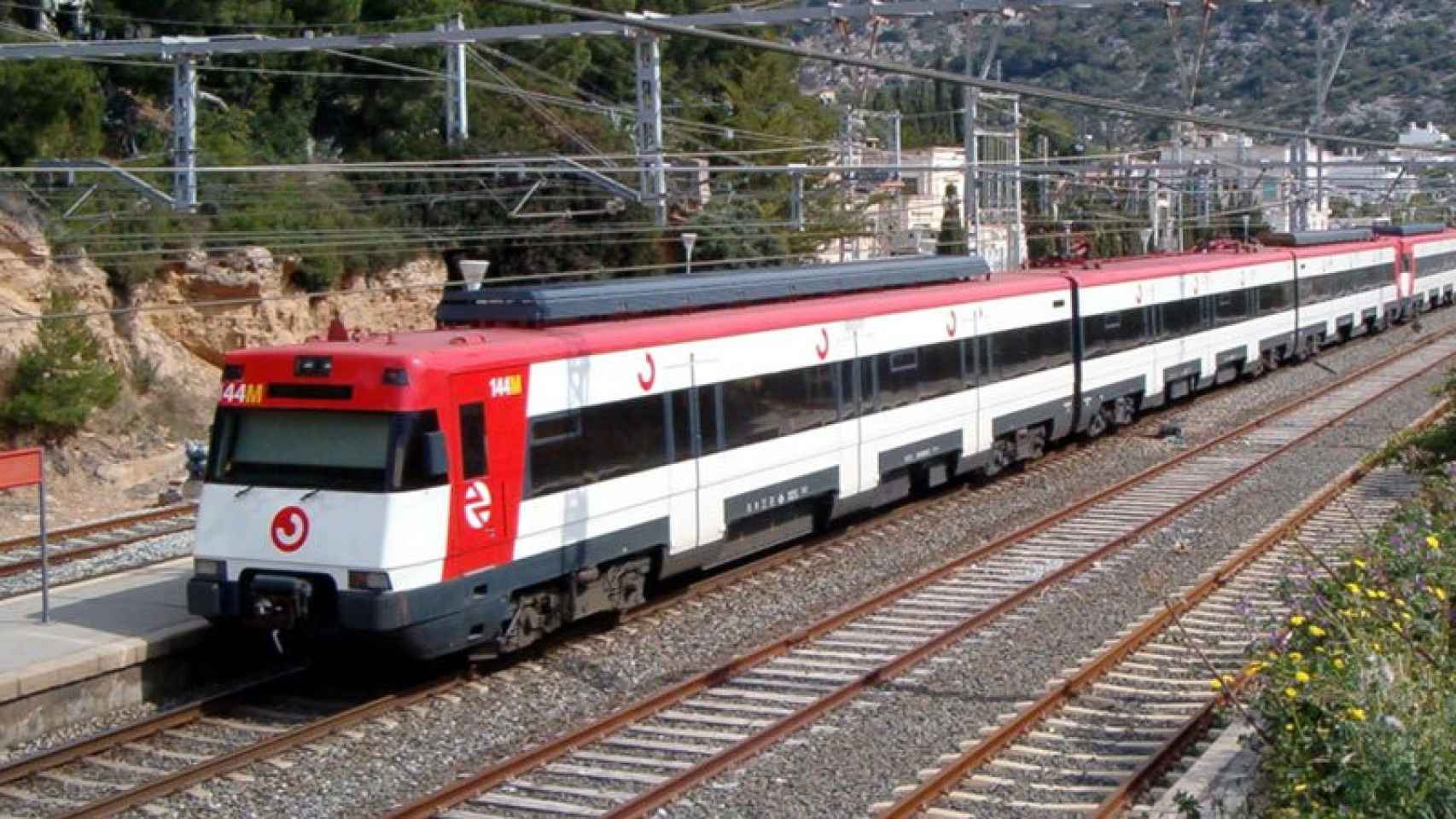 Las Cercanías de Barcelona circulan con retraso por una avería en la estación de Garraf (en la imagen).