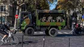 Hoy se han podido ver unidades militares patrullando por las calles de París.