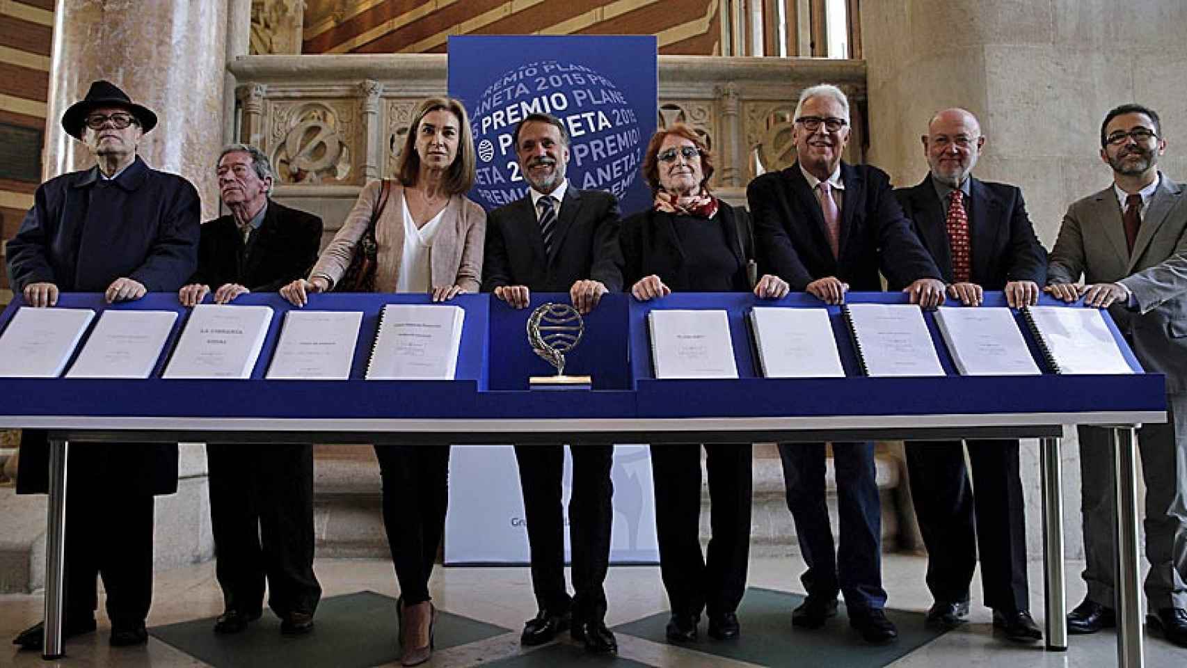 El presidente del Grupo Planeta, José Creuheras, junto a los siete miembros del jurado del Premio Planeta