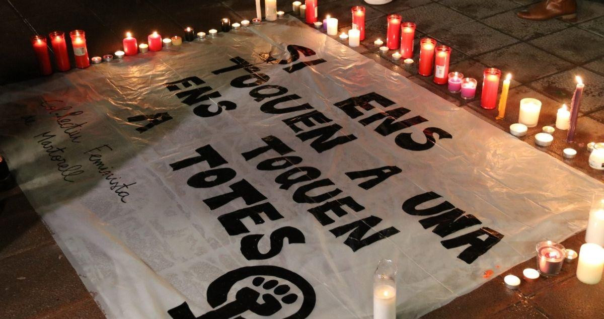 Pancarta y velas en la concentración en memoria de la mujer asesinada por su pareja esta mañana en Martorell (Barcelona) / AYTO. MARTORELL
