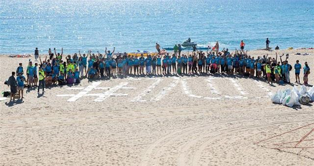Unos 200 voluntarios recogen 565 kilos de residuos del fondo marino de Barcelona / BFD