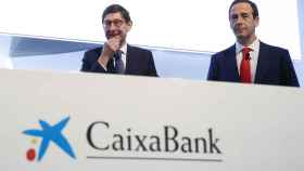 El presidente de Caixabank, José Ignacio Goirigolzarri (izq.), y el consejero delegado, Gonzalo Gortázar, en la última junta de accionistas del banco / EP