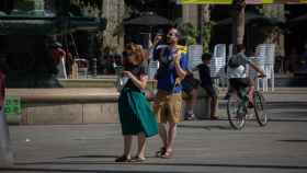Dos turistas, en la plaza Real de Barcelona, en una imagen de archivo / DAVID ZORRAKINO - EUROPA PRESS