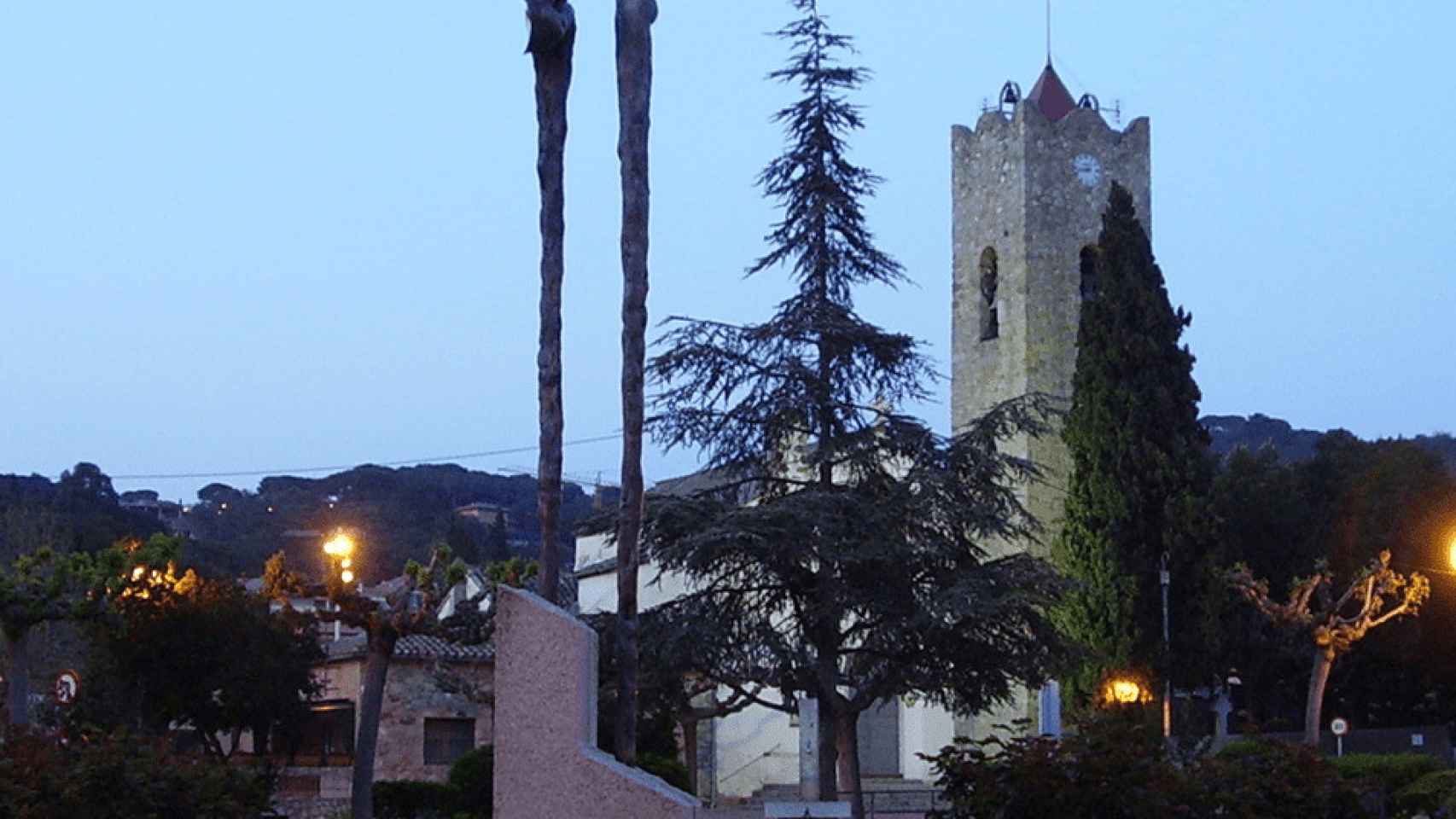 Plaza de la iglesia de Vallromanes