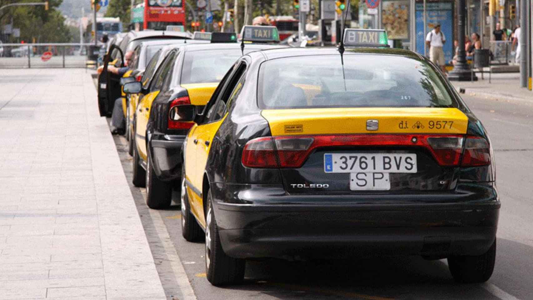 Varios taxi aparcados en Barcelona / CG