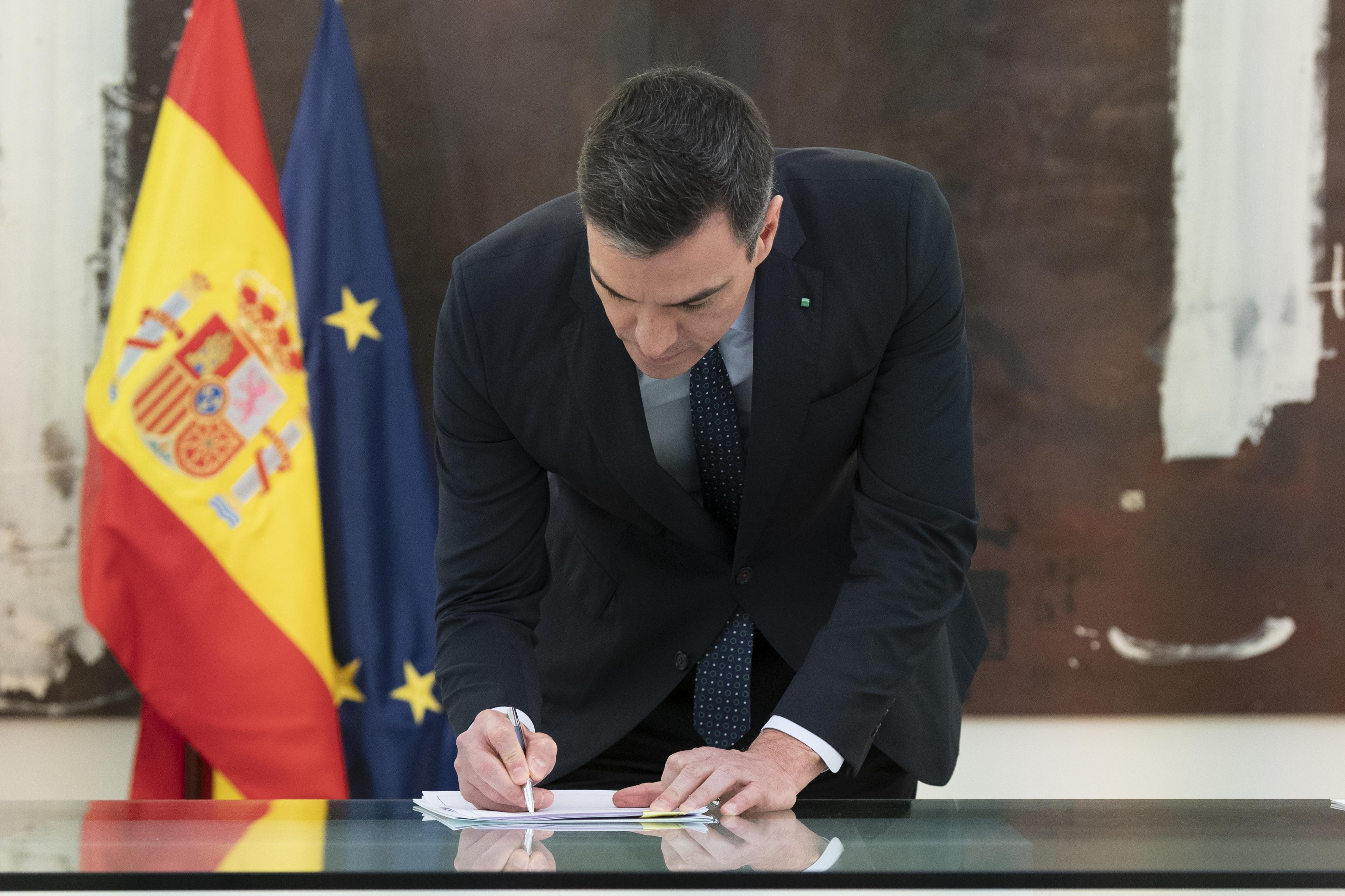 El presidente del Gobierno, Pedro Sánchez, firma el acuerdo por el que se prorrogan los ERTE hasta el 30 de junio / EP