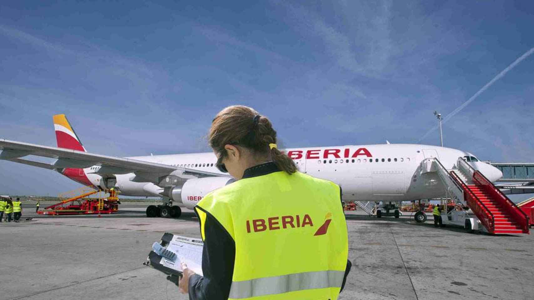 Una trabajadora del personal de tierra de Iberia, el colectivo en huelga