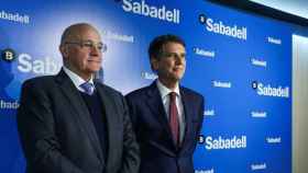 El presidente de Banco Sabadell, Josep Oliu (i), junto a consejero delegado de la entidad, Jaume Guardiola (d) / EFE