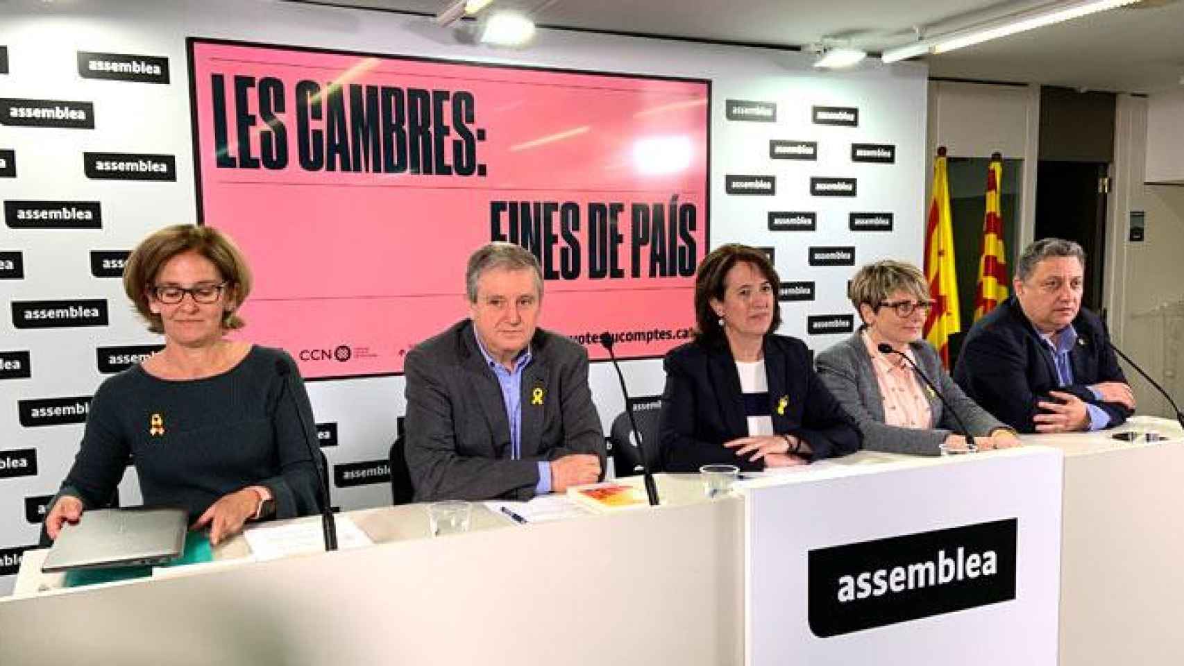La presidenta de la ANC, Elisenda Paluzie (c), junto a los representantes de Eines de País. Roser Xalabarder (i), Jesús Serra (2i), María Català (2d) y Jordi Roset (d) / CG