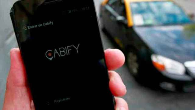 Un usuario usa la 'app' de Cabify para moverse en Barcelona, en una imagen de archivo / CG