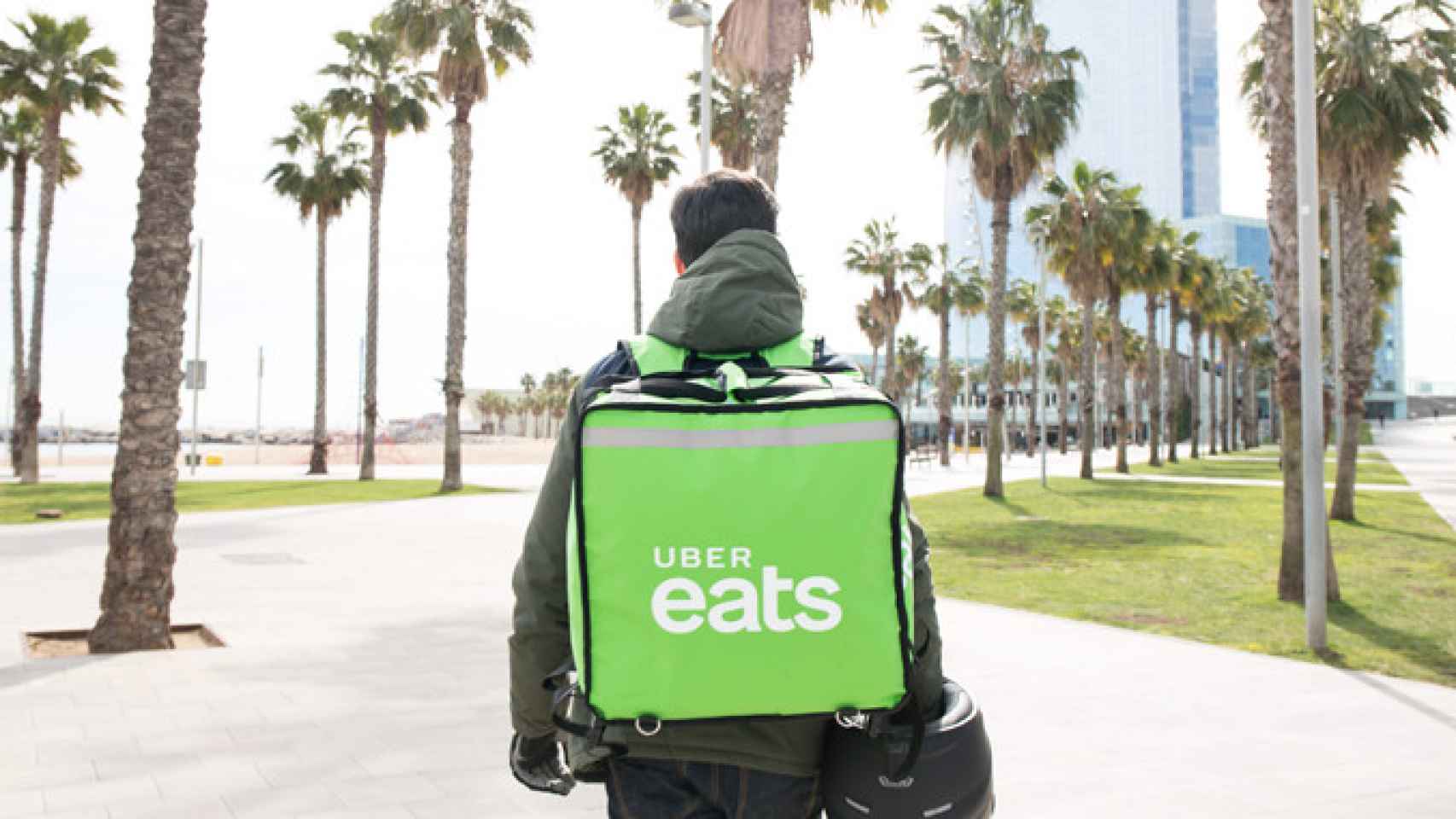 Un repartidor del servicio de comida a domicilio Uber Eats en Barcelona