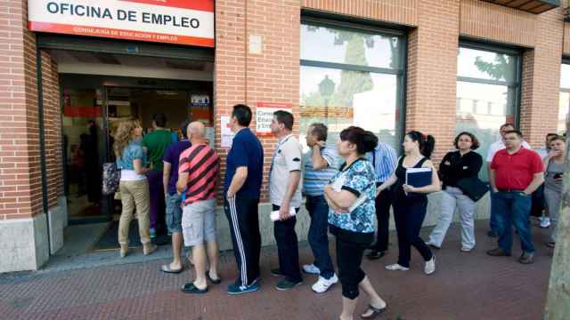 Imagen de archivo de una oficina de empleo de Madrid con una cola en su exterior / EFE