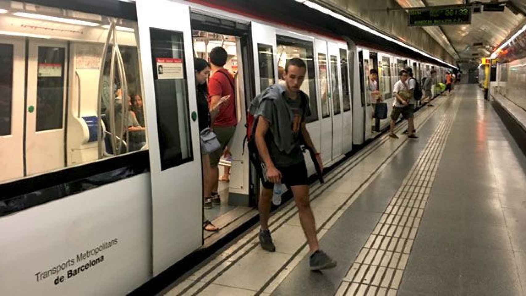 Usuarios del Metro de Barcelona, el servicio que este lunes estará pro décima semana en huelga / CG