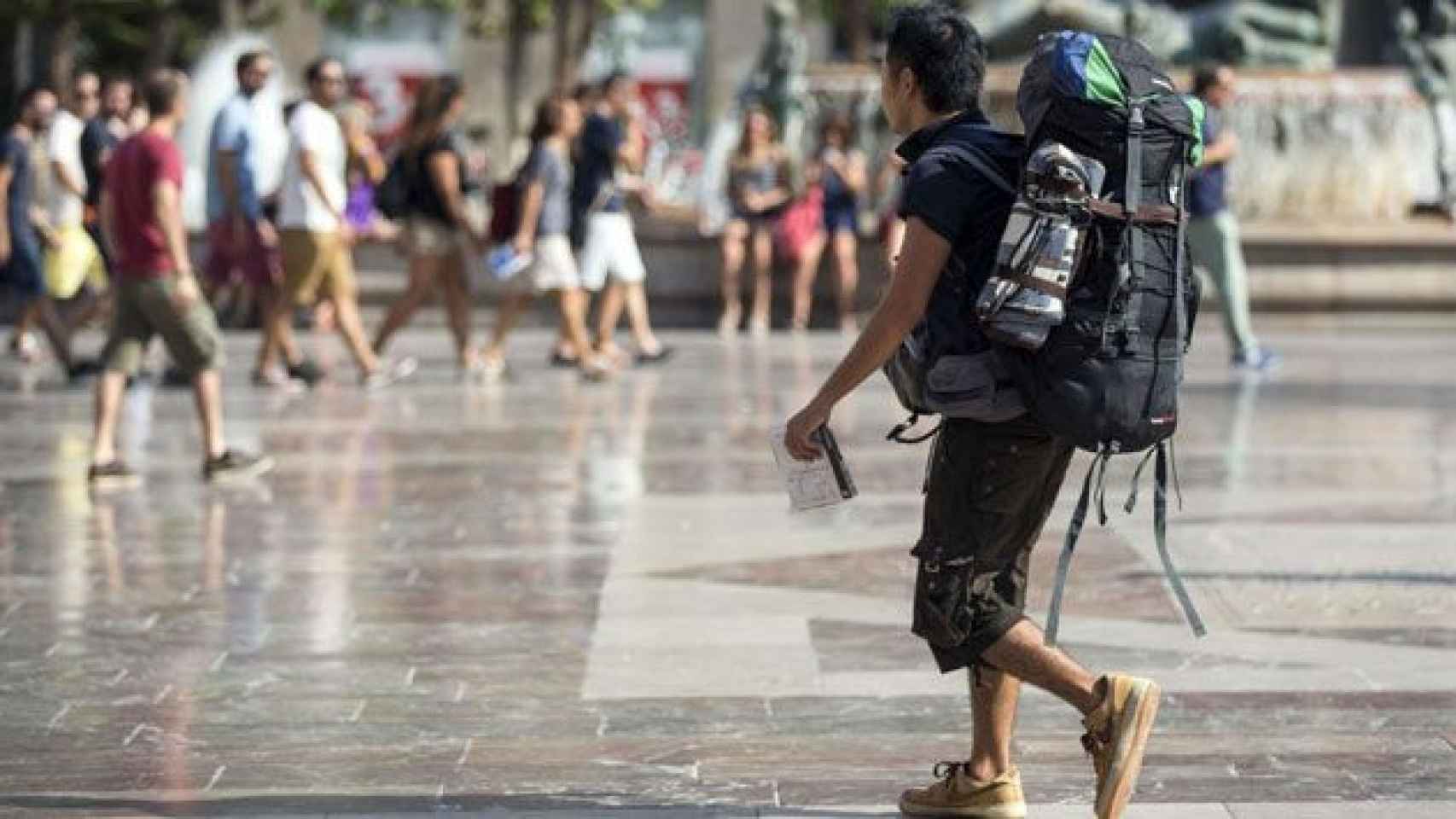 Un turista pasea por el centro de Valencia con su mochila / EFE