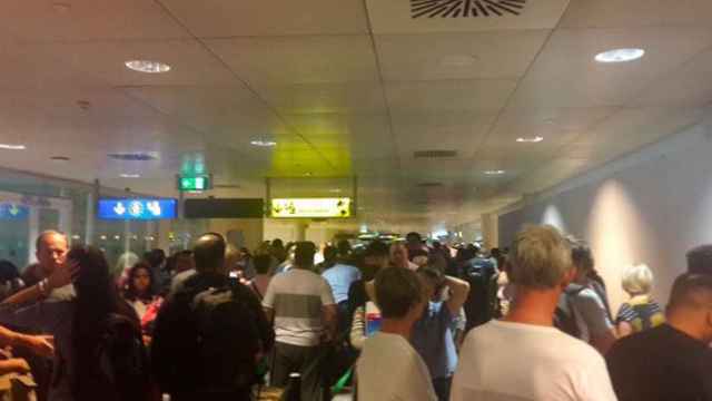 Imagen de colas en el control de pasaportes del aeropuerto de El Prat, en Barcelona / CG