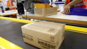Un paquete en un centro logístico de Amazon / CG